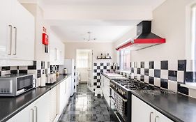 Spacious 5 Bedroom, 2 Living Room, Games Room
